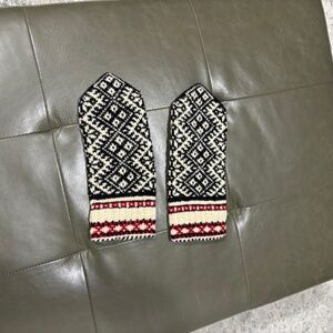 Wool knit mittens